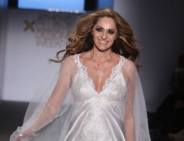 Η εντυπωσιακή επιστροφή της Βίκυς Κουλιανού στην πασαρέλα (φωτό)